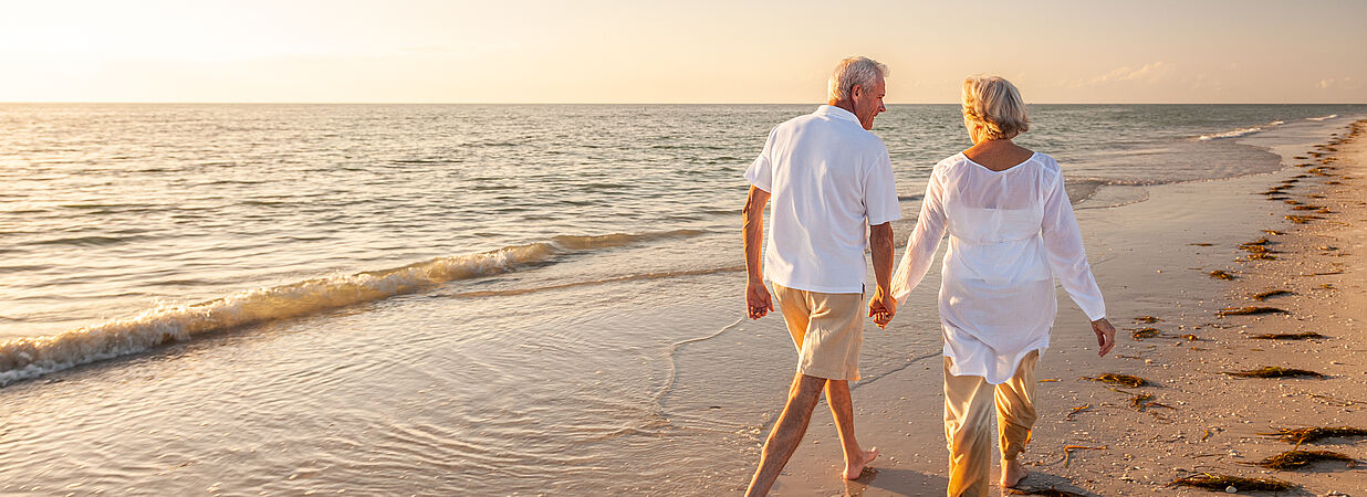 Senior Paar spaziert am Strand