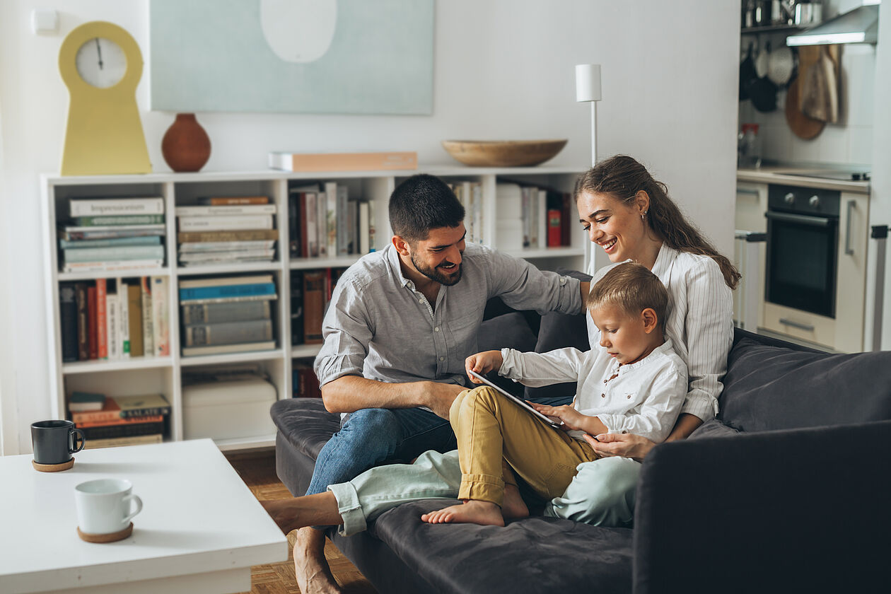 Familie im neuen Zuhause