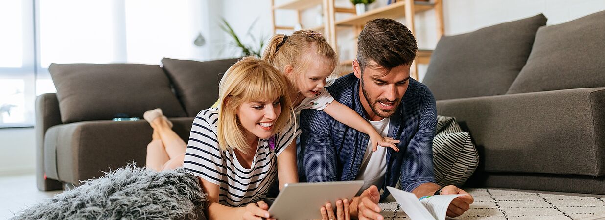  Familie mit Kind in der Wohnung