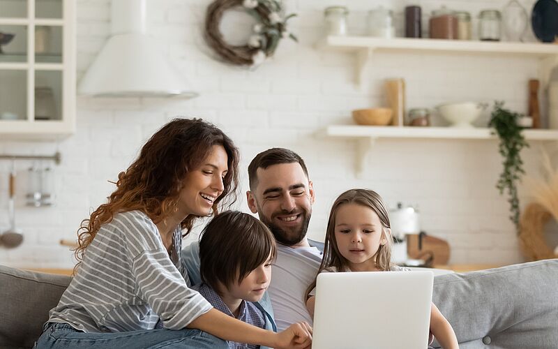 glückliche familie in wohnung