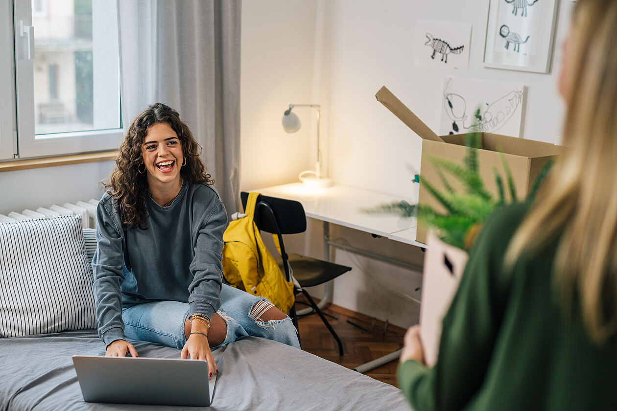 Frau in Studentenwohnung