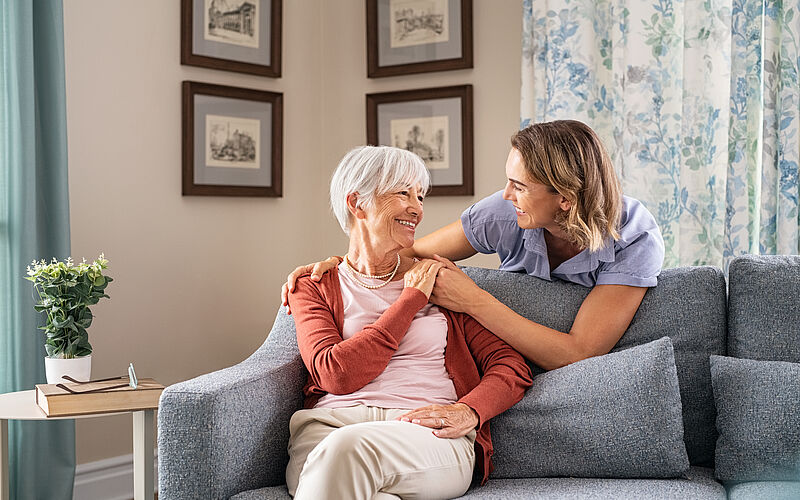 Seniorin und Pflegerin