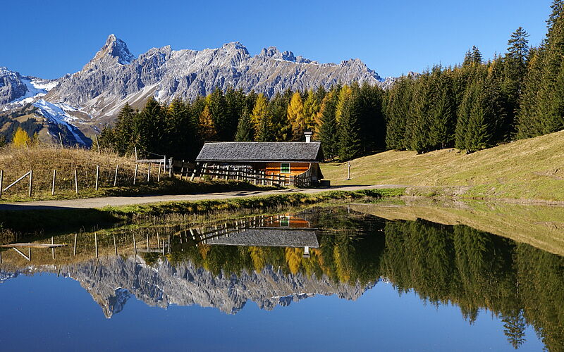 Haus am See und Berge