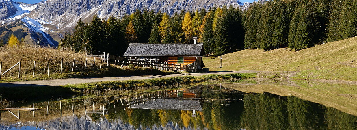 Haus am See und Berge