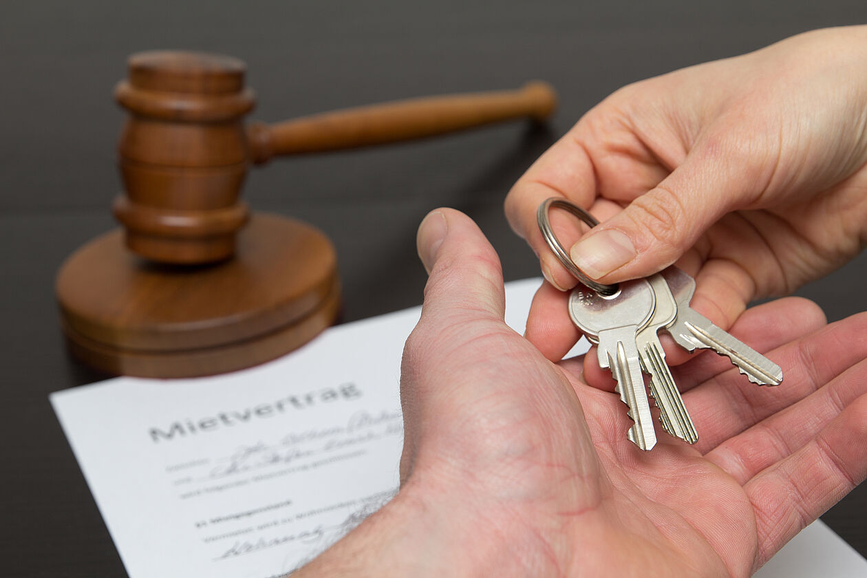 Übergabe Schlüssel Mietvertrag und Gerichtshammer